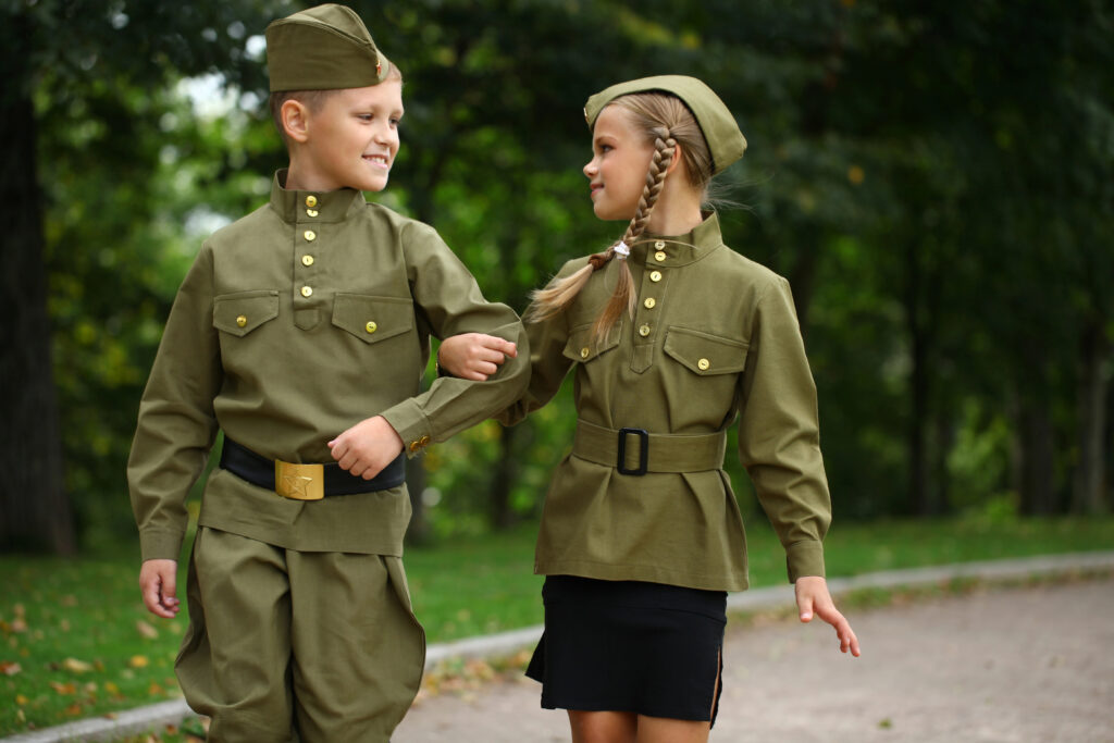 Zwei russische Kinder in Uniformen der roten Armee.
