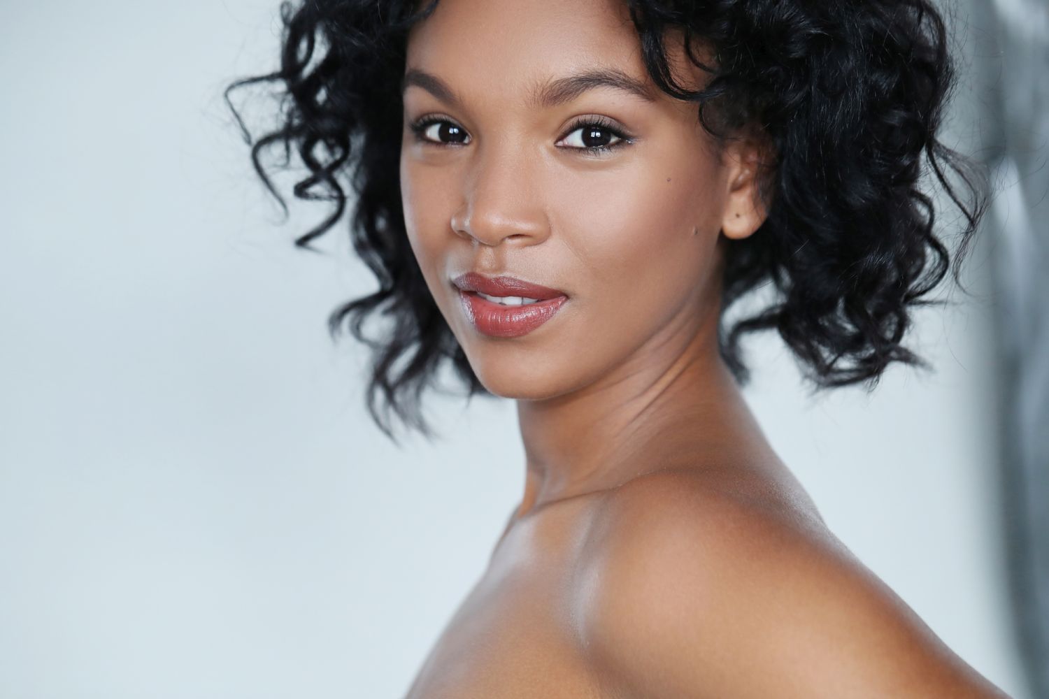 Schöne schwarze Frau mit Locken.